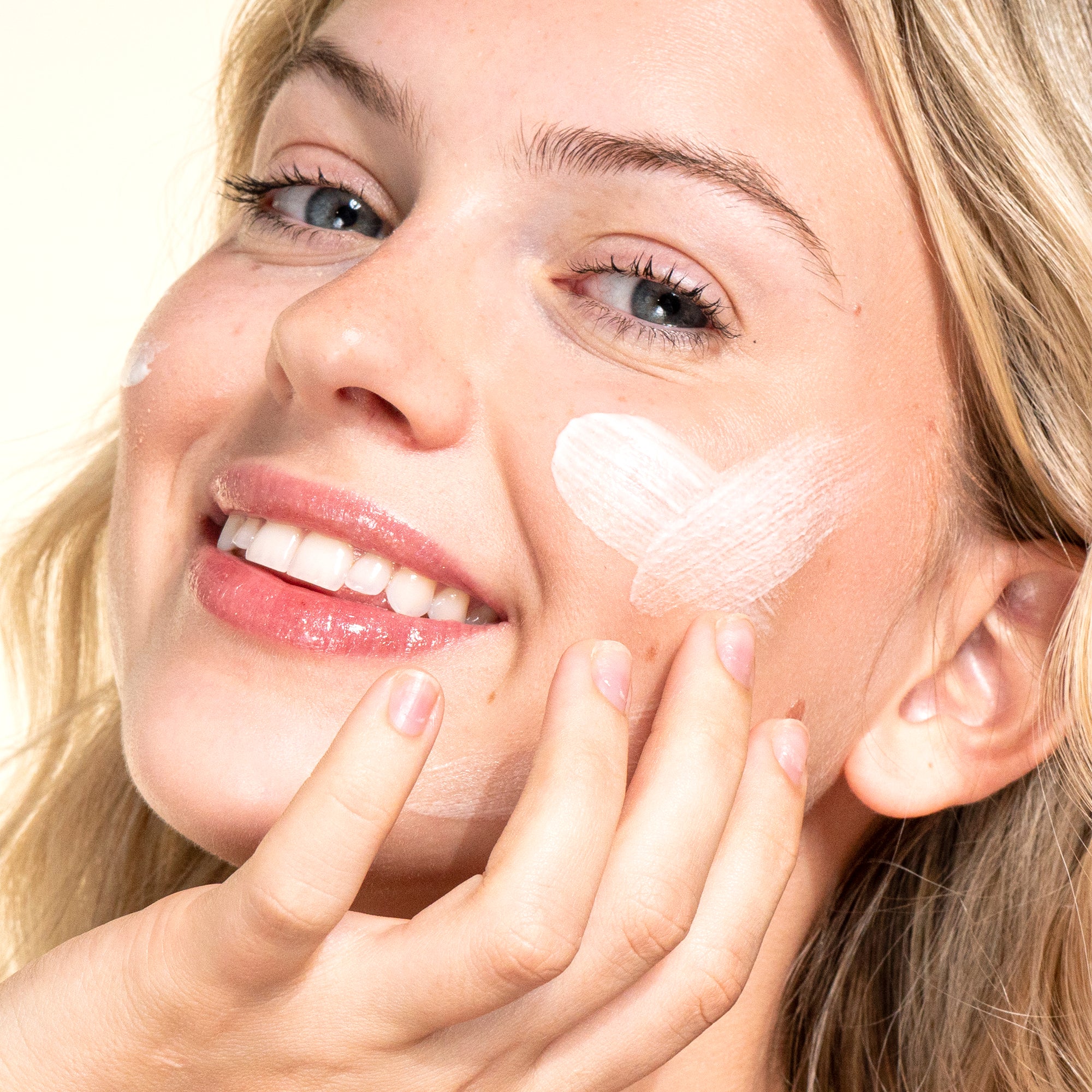 Wake Up Beautiful Overnight Retinoid Cream – Model