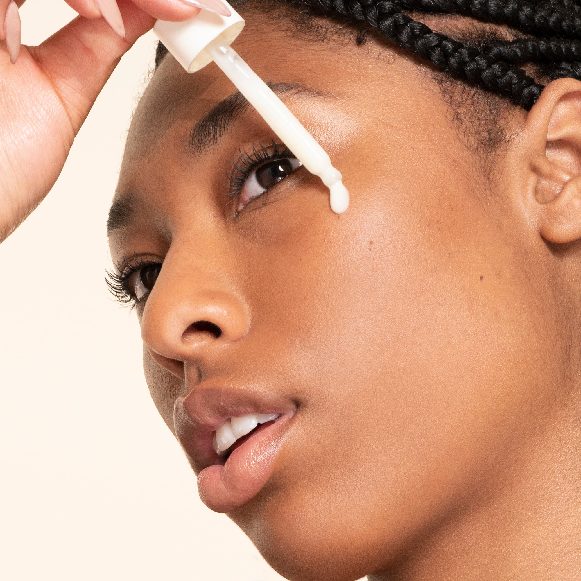 Wake Up Beautiful Retinoid Serum – Model