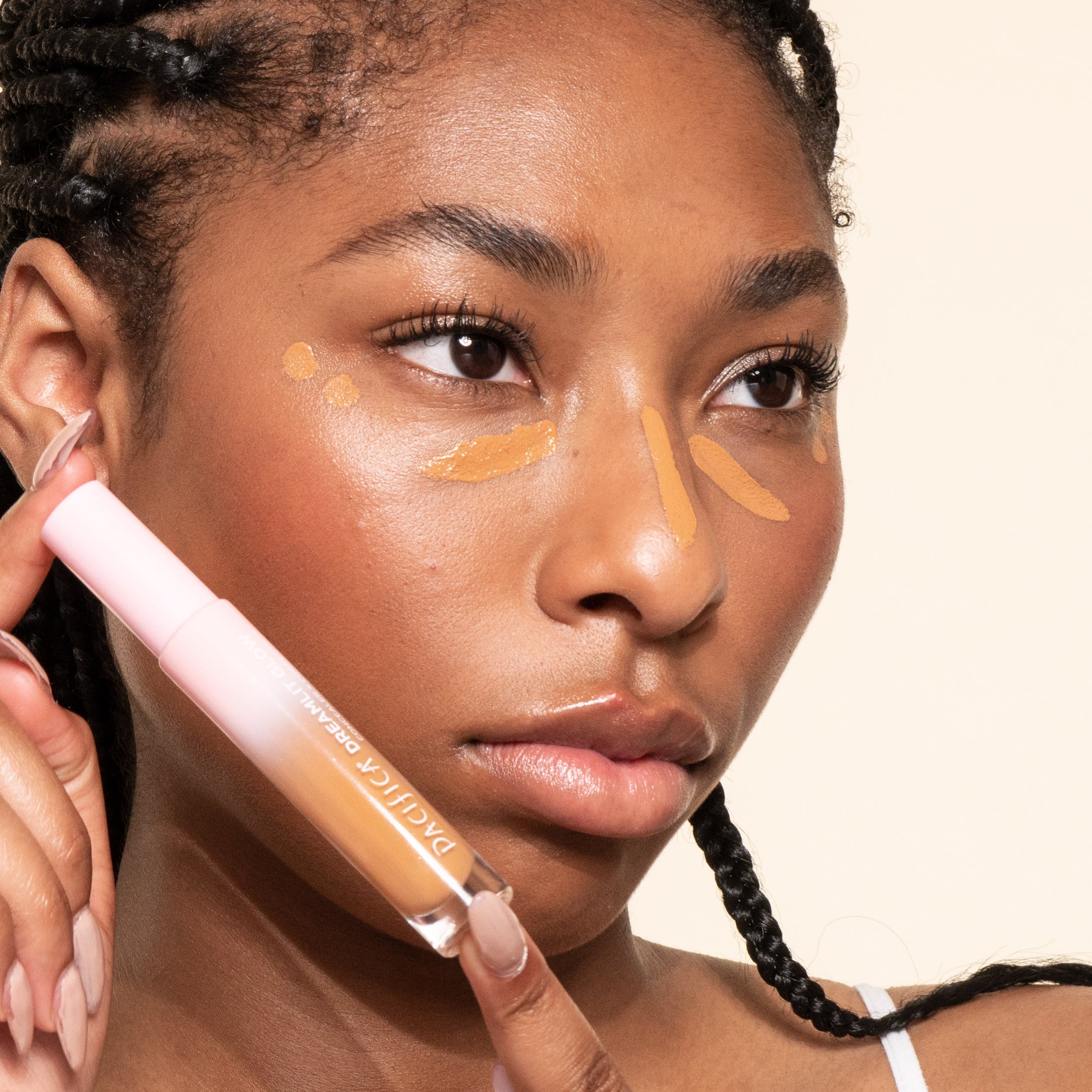 Dreamlit Glow Concealer – Model