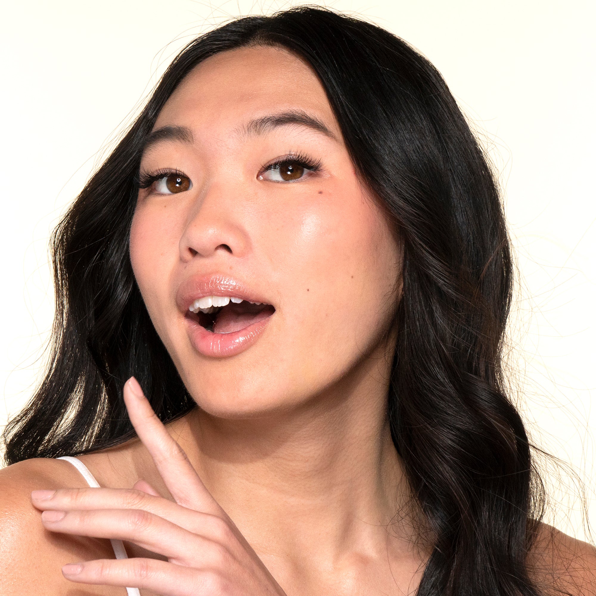 Dreamlit Glow Undereye Brightener – Model