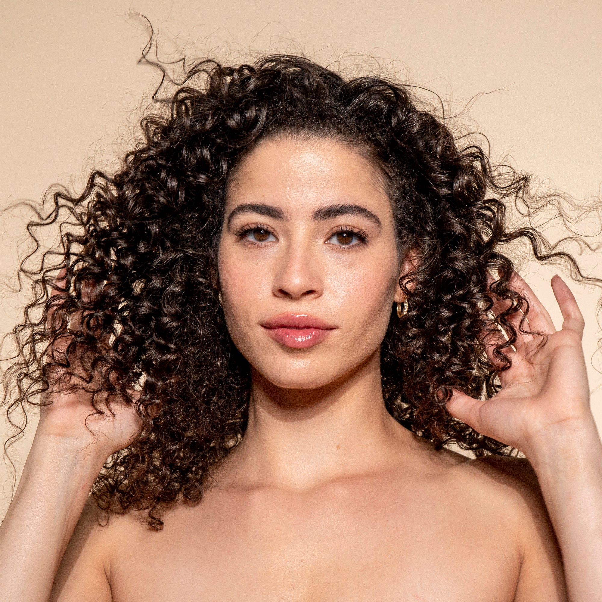 Vegan Collagen Hydrating Leave-In Mask – Model
